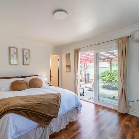 New Cozy Retreat With Large Yard And Jacuzzi Villa